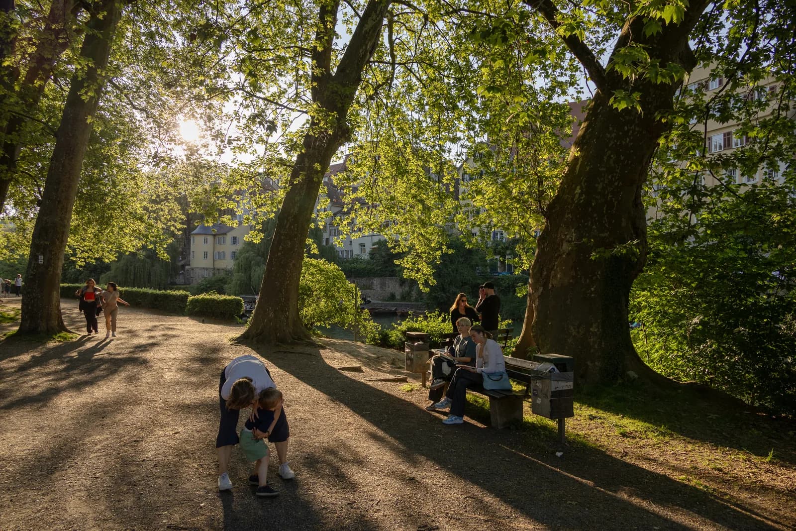 Kids playing.